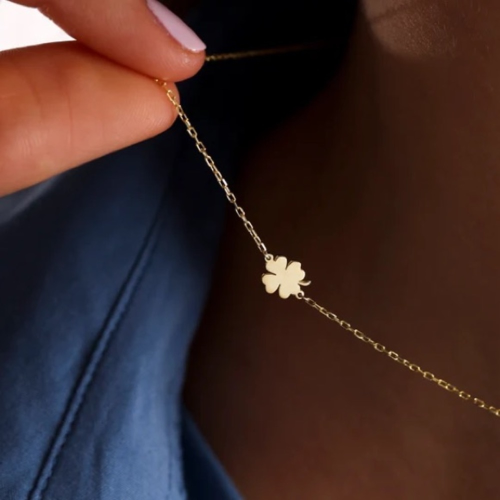 BOGO! Dainty 4 leaf clover Necklace in Gold - Boutique NEW - Picture 5 of 7